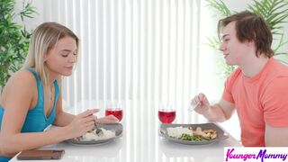 Faszra éhes mostohaanya Evelyn Payne levetkőzteti lépfiát és ugrál a cerkáján - s1:e9