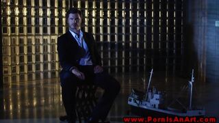 A stílusos néger bomba lova az ős férfija izmain