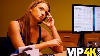 A szigorú hitelező megdugja a fullos milf-et adósság miatt