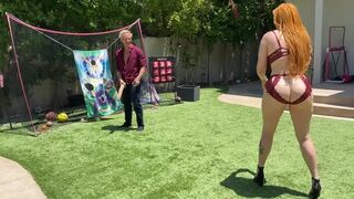 Gigászi popós vörös milf anyuka játszik a lépfia gigantikus fehér faszával