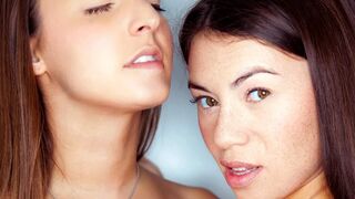 Amirah Adara és Tiffany Doll forró lesbi ölelései