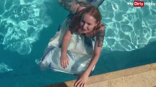 Emma wolf a tüzes gádzsi aki a medencében szexel vadul