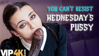 Lispy wednesday reszelte a nevelő apa gigászi faszát mint egy igazi kutyaként