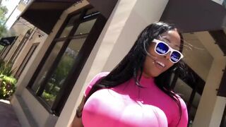 Moriah Mills átlátszó csipkében olajozza meg hatalmas popsiját