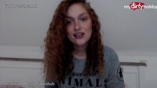 Gömbölyű fiatal nyújtózza szűk puncáját vastag műfallosszal