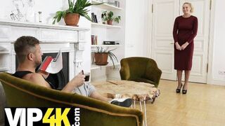 Világos Szőke érett orosz szépség csábítja a tini lurkót harisnyában