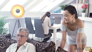 Szürke hajú szemüveges öregember megdugja a bombázó tinit