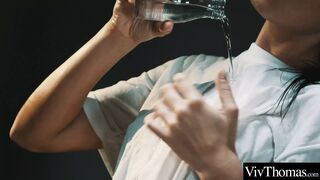 Csodaszép fekete hajúak forrósan olajozzák be egymást és 69-eznek