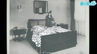 Forró fiatal szuka szőreivel játszik gigászi műfaszokkal webcam előtt