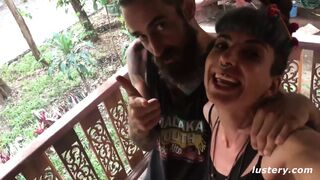 Maya megadja magát edward méretes faszának a dzsingelben