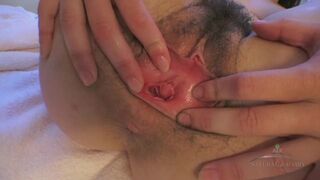 Juliette March ujjai mélyen a szőrös muffban