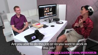 Bűbájos milf ügynök beavassa a tini studot a dugás titkaiba