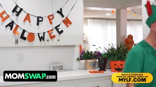 Sydney Paige és Mandy Rhea, dupla forró mostohaanya, halloweenre kibuggyanó felszerelést választ, hogy megőrjítse Berry Mckockinert