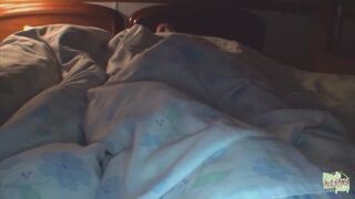 Kitetovált ázsiai nőci csókolózik, miközben a csaja szívja ki a fazsát