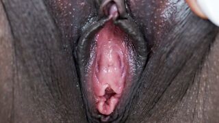 Néger nevelő hugi megtanítja testvérét, hogy élvezetesen nyaldossa a puncáját