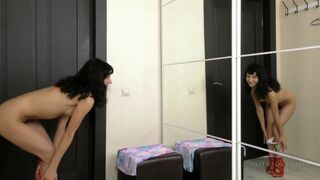 Tinédzser csajszika szőrös puncival masturbál a tükör előtt