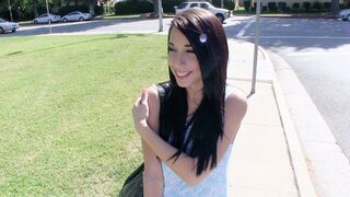 Zsenge ribi Mia Hurley megmutatja méretes ciciét és pénzért megdugja a kant