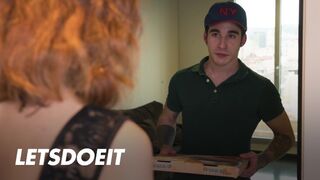 Megcsaló cunci Arian Joy először a barátját baszogatja, aztán a kézbesítő pasi megdugja jól