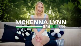 Mckenna Lynn legelső pornója: világos szőke pipi vad faszas kalandja