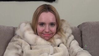 Lenyűgöző daniella vetkőzik és műfütyivel dübörög a szőrös sunában