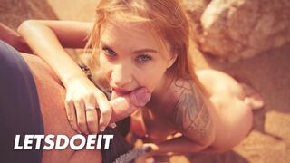 Angel Piaff világos szőke csábítója zsíros rúdat szopogatóan a tengerparton