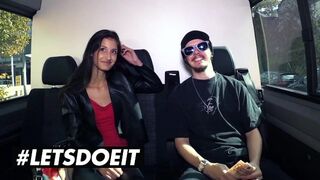 Vékony fekete Coco Kiss pénzért cidázza a termetes barna fazt az autóban