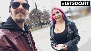 Aviva Rocks termetes tőgyes svájci lány megdugja az idegent pénzért a buszon