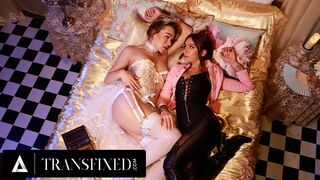 Mesebeli királynők Emma Rose és April Olsen vad strap-on fenék kupakolása