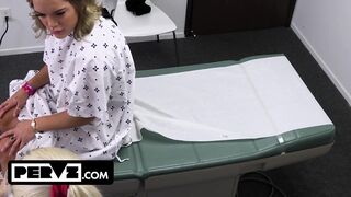 Mimi Monet méretes fenekű bombázó a termetes farkú orvosnál a rendelőben