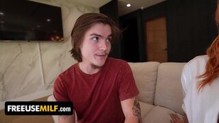 Megcsalt milf barátján megdugja a legjobb barinő fia – freeuse milf
