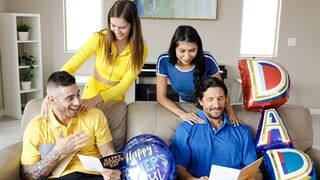 Csábos tinédzser kurvák levetkőznek és megbaszák nevelő apjukat apák napján ünneplésképp