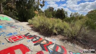 Isabella Jules forró tinédzser szeretkezése kültéren és krémes szállodai bula élvezete