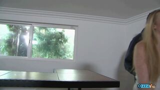 A világos szőke fiatal szexbomba megtörli a méretes csoki farkát