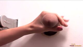 Magányos milf puncit simogatja mielőtt három glory hole hímtagot kényeztet egyszerre