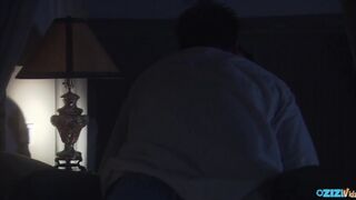 Tinédzser nőci cumizik és lovagol a farkon ágyban lefekvés előtt