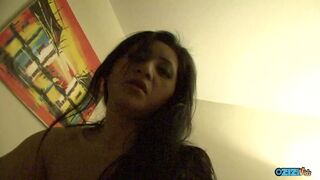 A dugás előtt az arcába spriccelő hatalmas cicis fekete maca punciját kaszabolja a bőrös virsli