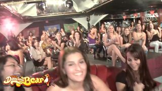 Táncoló medvék - stripperek és forró nőstények élvezik a gigászi faszok szopogatását