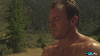 A dugás lovaglása megvadítja a méretes tőgyes brúnét, megállnak fordított cowgirlért és arcra permézve