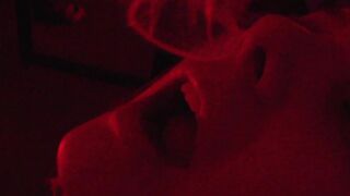 Az amatőr csajszi megkötözve és keményen bekúrva